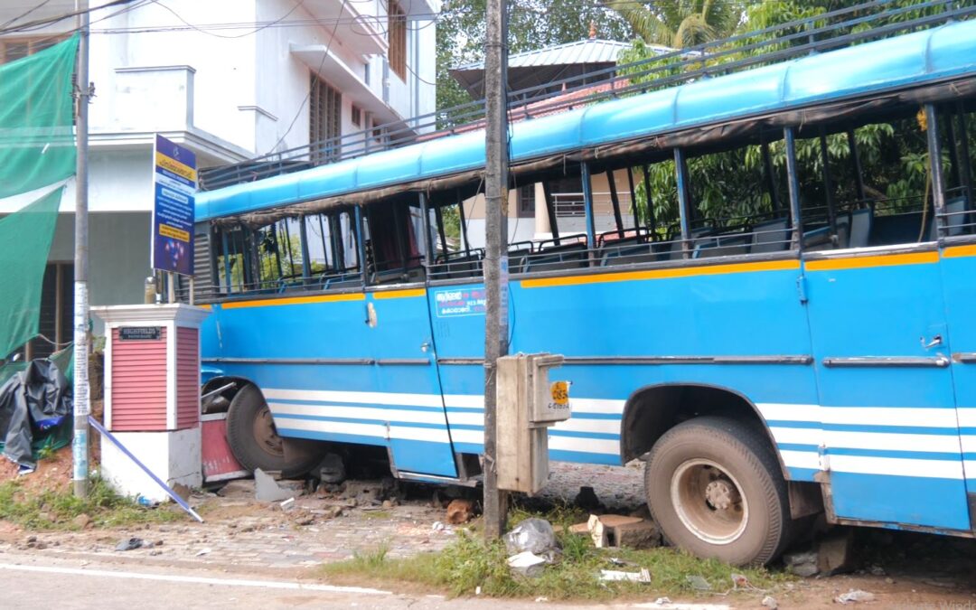 ചിറയിൻകീഴ് പാലകുന്നിൽ സ്വകാര്യ ബസ് ഇടിച്ച് അപകടം