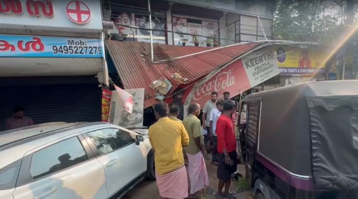 നിയന്ത്രണം വിട്ട കാര്‍ കടയിലേക്ക് ഇടിച്ച് കയറി; മൂന്ന് പേര്‍ക്ക് പരിക്ക്