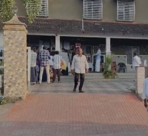 താഴെ വെട്ടൂരിൽ ഗൃഹനാഥനെ വെട്ടി കൊലപ്പെടുത്തിയ സംഭവം: മൃതദേഹവുമായി ബന്ധുക്കളും നാട്ടുകാരും പോലീസ് സ്റ്റേഷന്റെ മുന്നിൽ പ്രതിഷേധം