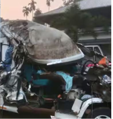തടി ലോറിയും ട്രാവലറും കൂട്ടിയിടിച്ചു; ഡ്രൈവര്‍ക്ക് ദാരുണാന്ത്യം