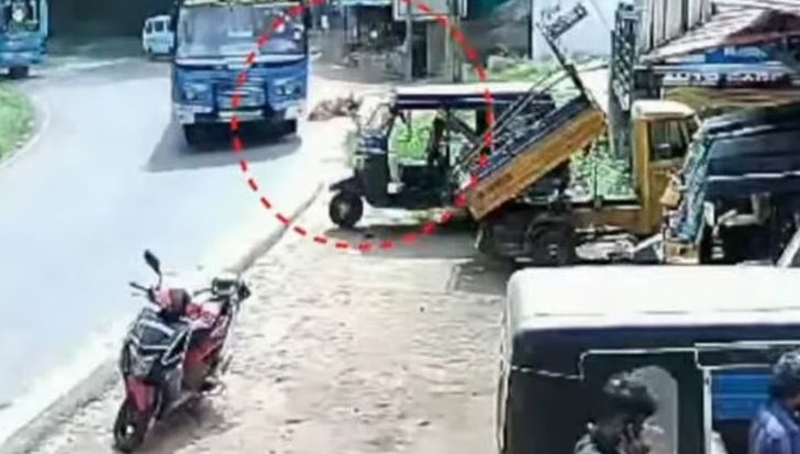 ഓടിക്കൊണ്ടിരുന്ന ബസില്‍ നിന്നും റോഡിലേക്ക് തെറിച്ചു വീണു; യാത്രക്കാരിക്ക് പരിക്ക്