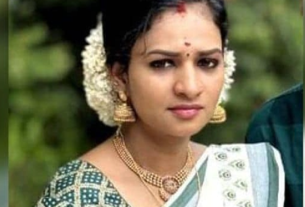 നവവധുവിനെ ഭര്‍തൃവീട്ടില്‍ മരിച്ച നിലയില്‍ കണ്ടെത്തിയ സംഭവത്തിൽ ദുരൂഹത ആരോപിച്ച് കുടുംബം