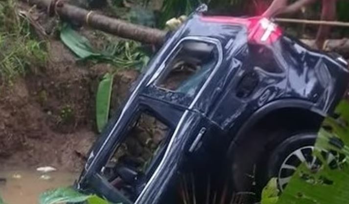 കനത്ത മഴയിൽ മരക്കൊമ്പ് വീഴാതിരിക്കാൻ വെട്ടിച്ചു; കാർ കുളത്തിൽ വീണ് യുവാവ് മരിച്ചു