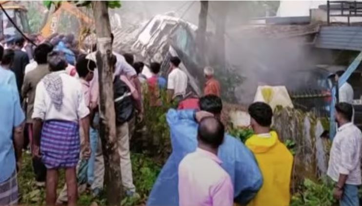 പാലക്കാട്ട് സ്‌കൂള്‍ വിദ്യാര്‍ത്ഥികളുടെ മുകളിലേക്ക് സിമന്റ് ലോറി മറിഞ്ഞു; മൂന്നു കുട്ടികള്‍ മരിച്ചു