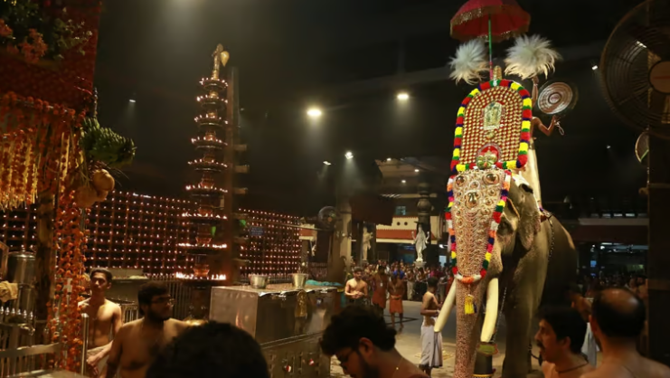 ഒരാന മാത്രം; സ്വര്‍ണക്കോലത്തില്‍ എഴുന്നള്ളി ഗുരുവായൂരപ്പന്‍
