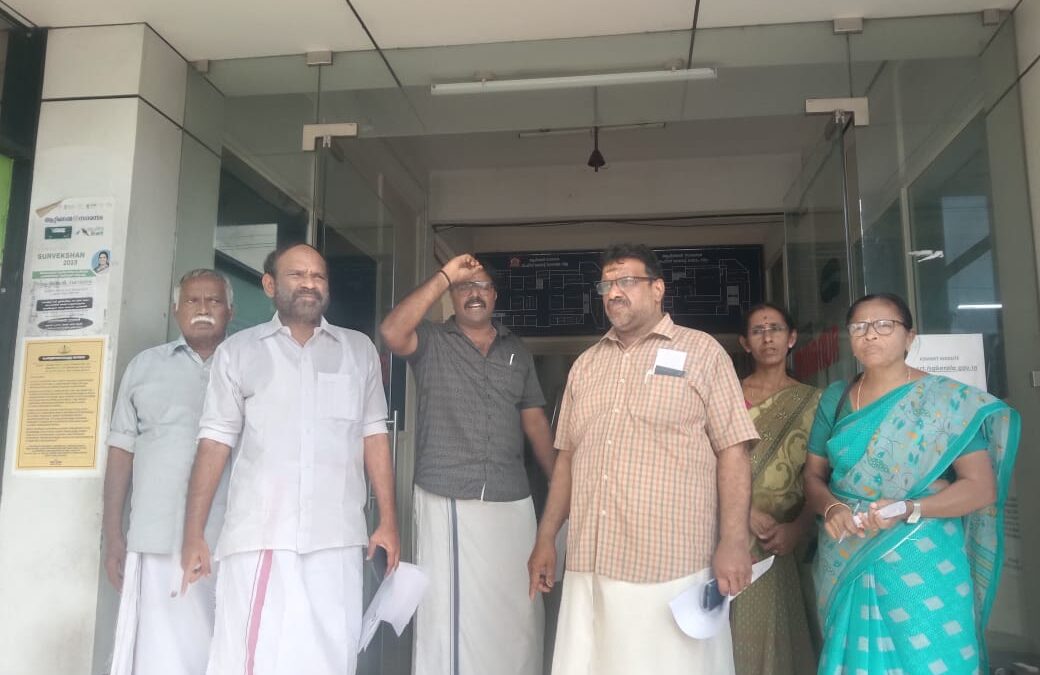 ട്രാഫിക് പരിഷ്ക്കാരങ്ങള്‍ ഉടന്‍ നിര്‍ത്തലാക്കണമെന്ന് ആവശ്യപ്പെട്ടുകൊണ്ട് കോണ്‍ഗ്രസ്സ് കൗണ്‍സിലര്‍മാര്‍ സഭ ബഹിഷ്കരിച്ചു പ്രതിഷേധിച്ചു