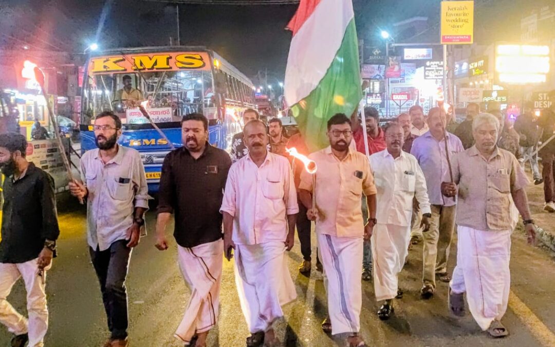 കോൺഗ്രസ്  വെസ്റ്റ് മണ്ഡലം കമ്മിറ്റിയുടെ നേതൃത്വത്തിൽ പന്തം കൊളുത്തി പ്രതിഷേധ പ്രകടനം നടത്തി