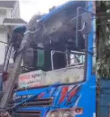നിയന്ത്രണം വിട്ട സ്വകാര്യ ബസ് വീടിന്‍റെ മതിലിൽ തകർത്തു