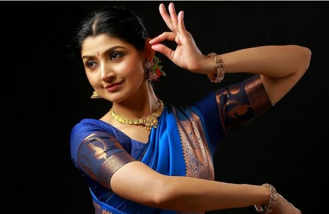ദിവ്യ ഉണ്ണിക്ക് നല്‍കിയത് അഞ്ച് ലക്ഷം; നൃത്ത പരിപാടിയുടെ സംഘാടകരുടെ അക്കൗണ്ട് പരിശോധിച്ച് പൊലീസ്