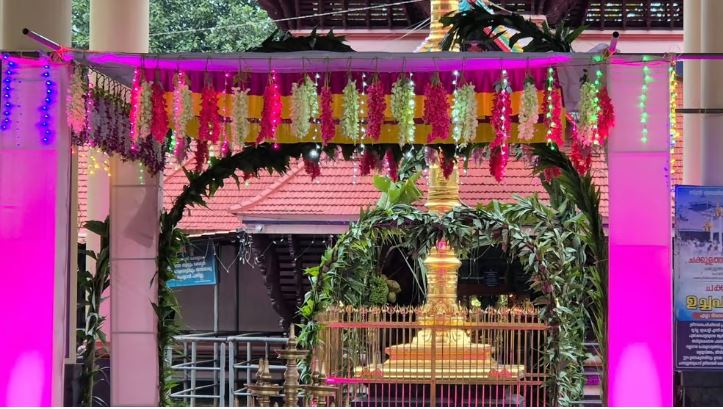 ചക്കുളത്തുകാവിൽ പുരുഷൻമാർക്ക് ഷർട്ടിട്ട് കയറാം