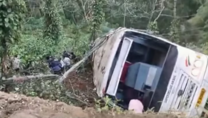 ഇടുക്കിയില്‍ കെഎസ്ആര്‍ടിസി ബസ് താഴ്ചയിലേക്ക് മറിഞ്ഞു; മൂന്ന് മരണം
