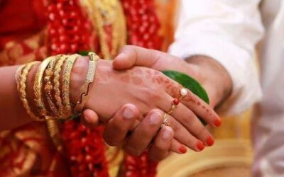 വരന്റെ വീട്ടുകാര്ക്ക് ഭക്ഷണം ലഭിച്ചില്ല; വിവാഹം മുടങ്ങി; നവദമ്പതികള് പൊലീസ് സ്റ്റേഷനില്വച്ച് മാലയിട്ടു