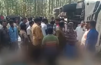 മൂന്നാറില്‍ ബസ് മറിഞ്ഞു; രണ്ട് വിനോദസഞ്ചാരികള്‍ മരിച്ചു