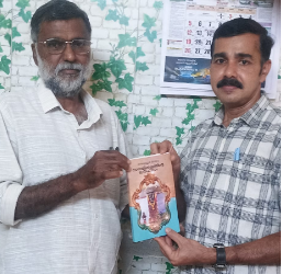 ‘നാവായിക്കുളത്തിൻ്റെ ഇതിഹാസം’ എന്ന ചരിത്ര പുസ്തകം മനോരമ ലേഖകൻ ഏറ്റുവാങ്ങി
