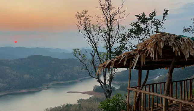 അതീവ സുന്ദരിയായി കള്ളിമാലി; സഞ്ചാരികളെ ആകര്‍ഷിക്കുന്ന സുന്ദരകാഴ്ചകള്‍