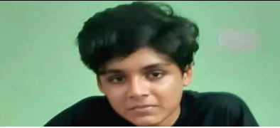 ഓപ്പറേഷൻ ടേബിളിൽ നിന്നും നേരെ പരീക്ഷാ ഹാളിലേക്കൊരു വിദ്യാർത്ഥിയുടെ യാത്ര കൗതുക കാഴ്ചയായി