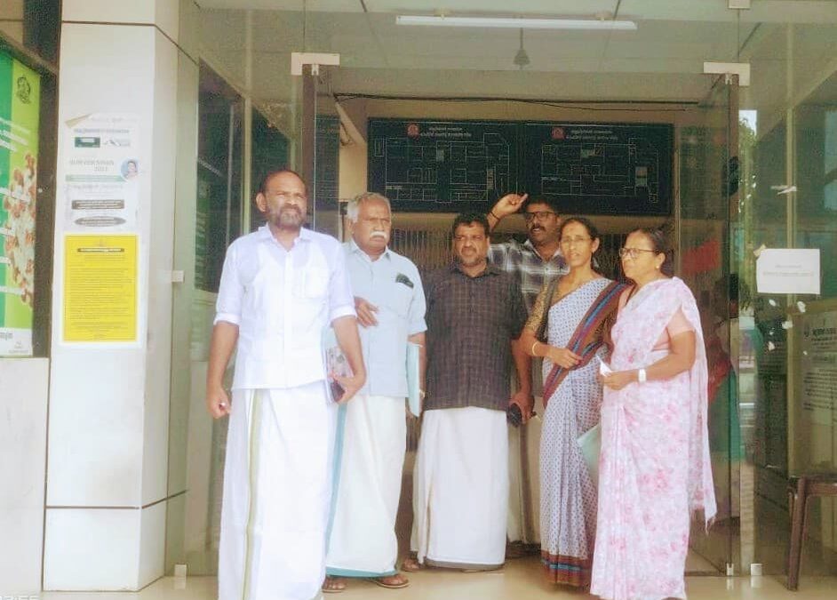 കോണ്‍ഗ്രസ്സ് കൗണ്‍സിലര്‍മാർ നഗരസഭാ ഓഫീസ് കവാടത്തിനു മുന്നില്‍ പ്രതിക്ഷേധിച്ചു