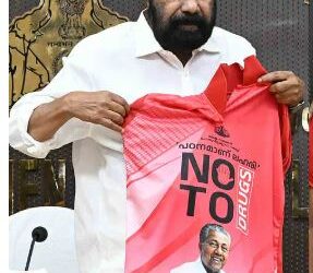 വിദ്യാര്‍ത്ഥികളുടെ മെഗാ സൂംബ പരിപാടിക്ക് പിണറായിയുടെ ചിത്രം പതിച്ച ടീ ഷര്‍ട്ട്, വിവാദം