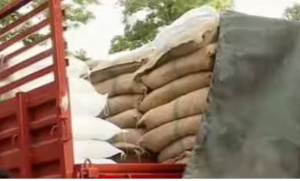 കാലിത്തീറ്റയെന്ന് പറഞ്ഞു; ലോറിയില്‍നിന്ന് മൂന്നര ടണ്‍ നിരോധിത പുകയില ഉത്പന്നങ്ങള്‍ പിടികൂടി