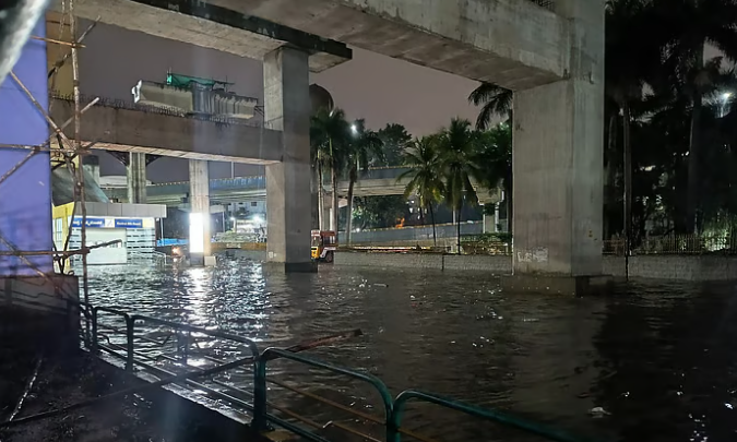 കനത്ത മഴയിൽ ബെം​ഗളൂരുവിൽ വൻ നാശനഷ്ടം, മണിക്കൂറുകൾ നീണ്ട ​ഗതാ​ഗതക്കുരുക്ക്, യെല്ലോ അലർട്ട്