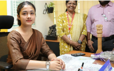 അറ്റുപോയ വലംകൈ ‘സാക്ഷി’; ഇടംകൈ കൊണ്ട് ഒപ്പിട്ട് പാര്‍വതി ചുമതലയേറ്റു, ഇനി എറണാകുളം അസിസ്റ്റന്റ് കലക്ടര്‍