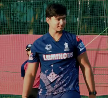 14ാം വയസിൽ സെഞ്ച്വറി അടിച്ച് അമ്പരപ്പിച്ചു; ഇപ്പോഴിതാ സ്റ്റംപൊടിച്ച് ബൗളിങ് ‘വൈഭവം’, ഞെട്ടി സഹ താരങ്ങൾ!