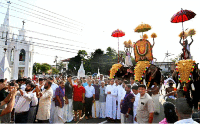 തൃശൂര്‍ പൂരത്തിന് അഭിമാന നിമിഷം, പൂരത്തിന് എഴുന്നള്ളിയ പനമുക്കുംപ്പിള്ളി ധര്‍മ്മ ശാസ്താവിനെ സ്വീകരിച്ച് ലൂര്‍ദ്ദ് കത്തീഡ്രല്‍; മതസൗഹാര്‍ദ്ദം