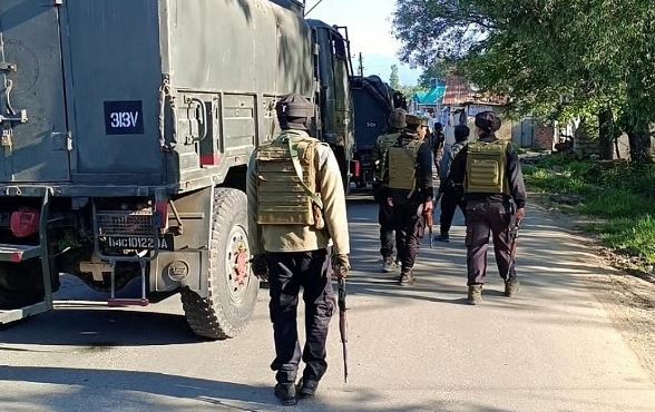 കശ്മീരിലെ പുല്‍വാമയില്‍ ഏറ്റുമുട്ടല്‍; മൂന്ന് ജെയ്‌ഷെ ഭീകരരെ സുരക്ഷാസേന വധിച്ചു