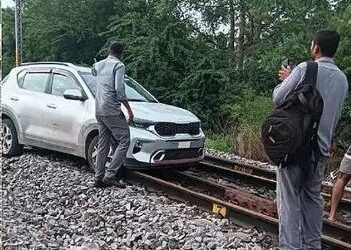 റെയില്‍വേ ട്രാക്കിലൂടെ എട്ടുകിലോമീറ്റര്‍ കാര്‍ ഓടിച്ച് യുവതി; വിഡിയോ വൈറല്‍, കേസ്‌