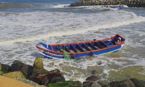 മുതലപ്പൊഴിയിൽ വീണ്ടും അപകടം : മത്സ്യബന്ധന യാനം തലകീഴായി മറിഞ്ഞു