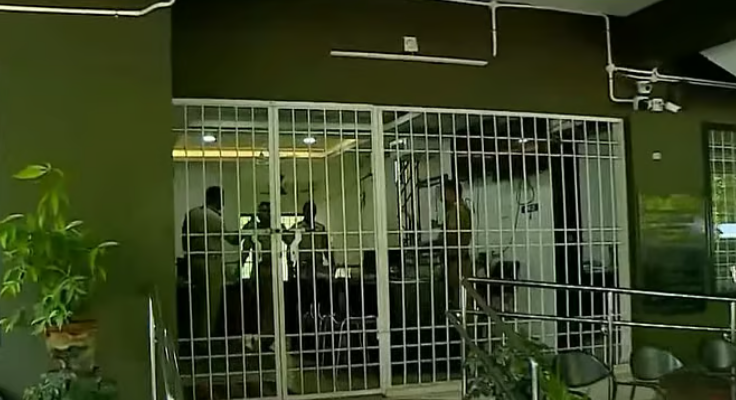 തൃശൂരില് രണ്ട് നവജാതശിശുക്കളെ കുഴിച്ചുമൂടി; അസ്ഥിക്കഷണങ്ങളുമായി യുവാവ് പൊലീസ് സ്റ്റേഷനില്