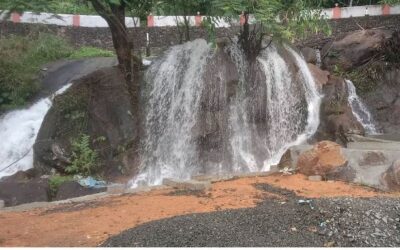 കെട്ടിടം പൊളിച്ചപ്പോള്‍ പിന്നില്‍ അതിമനോഹരമായ വെള്ളച്ചാട്ടം; മൂവാറ്റുപുഴയിലേക്ക് ഒഴുകിയെത്തി സഞ്ചാരികള്‍
