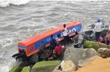 മുതലപ്പൊഴിയില്‍ വീണ്ടും വള്ളം മറിഞ്ഞു; രണ്ടുപേര്‍ക്ക് പരിക്ക്