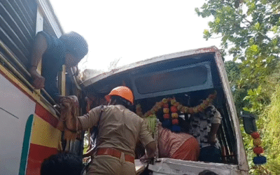 തിരുവനന്തപുരത്ത് കെ എസ് ആർ ടി സി ബസുകൾ തമ്മിൽ കൂട്ടിയിടിച്ച് അപകടം; 30 തോളം പേർക്ക് പരുക്ക്, ഡ്രൈവറുടെ നില ഗുരുതരം