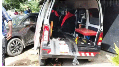 കടയ്ക്കാവൂരിൽ പൂർണ ഗർഭിണിയെയും കൊണ്ടുപോയ ആംബുലൻസ് നിയന്ത്രണം വിട്ട് രണ്ട് കാറുകളിൽ ഇടിച്ചു