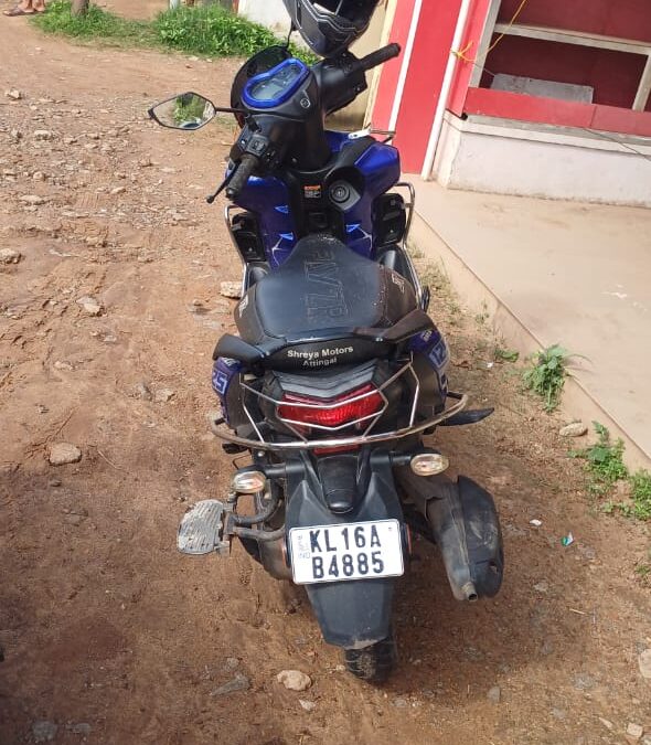 ആറ്റിങ്ങലിൽ ഓടിക്കൊണ്ടിരുന്ന ഇരുചക്ര വാഹനം തെന്നിവീണ് തെറിച്ചു വീണ യുവാവിന്റെ കയ്യിലൂടെ ടാങ്കർ ലോറി കയറി ഇറങ്ങി