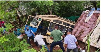 തിരുവനന്തപുരത്ത് സ്കൂള്‍ വാൻ കുഴിയിലേക്ക് വീണ് അപകടം; 32 കുട്ടികള്‍ക്ക് പരിക്ക്