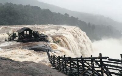 രാത്രിയില്‍ നാലുമണിക്കൂര്‍ നിര്‍ത്താതെ മഴ; അതിരപ്പിള്ളിയില്‍ വിനോദ സഞ്ചാര കേന്ദ്രങ്ങള്‍ അടച്ചു