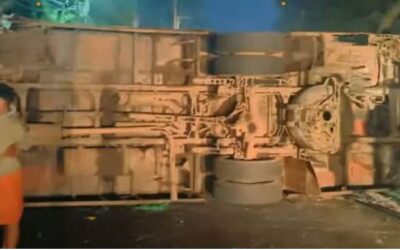 തൃശൂരില്‍ സ്വകാര്യ ബസ് മറിഞ്ഞു; 10 യാത്രക്കാര്‍ക്ക് പരിക്ക്