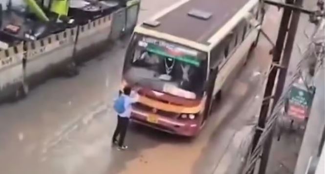 ചെളിവെള്ളം തെറിപ്പിച്ചത് ചോദ്യം ചെയ്തു; വിദ്യാര്‍ഥിയെ ബസ്സിടിപ്പിക്കാന്‍ ശ്രമിച്ച് കെഎസ്ആര്‍ടിസി ഡ്രൈവര്‍
