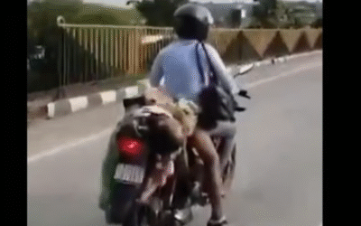 ഒരാള്‍ പോലും സഹായത്തിന് എത്തിയില്ല; ഭാര്യയുടെ മൃതദേഹം ബൈക്കില്‍ കെട്ടിവെച്ച് യുവാവിന്റെ യാത്ര