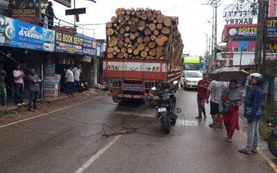 ആറ്റിങ്ങലിൽ അമിത ലോഡുമായി വന്ന ലോറി തട്ടി ഇലക്ട്രിക് ലൈൻ പൊട്ടി