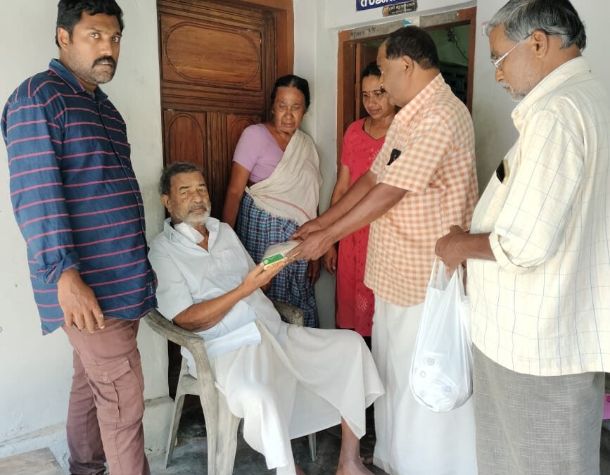 പാലിയേറ്റീവ് കിടപ്പ് രോഗികൾക്ക് ഓണക്കോടി വിതരണം നടത്തി സി.പി.ഐ.എം ആറ്റിങ്ങൽ വെസ്റ്റ് ലോക്കൽക്കമ്മിറ്റി