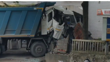 കൊട്ടാരക്കരയിൽ ടോറസ് വാഹനം സ്വകാര്യ ആശുപത്രിയുടെ കോബൗണ്ട് വാളിലേക്ക് ഇടിച്ചു കയറി