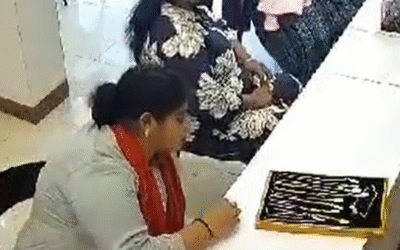 മോതിരം വാങ്ങാനെത്തി, ജീവനക്കാരുടെ കണ്ണുവെട്ടിച്ച് മാല കവര്‍ന്നു, യുവതി സിസിടിവിയില്‍ കുടുങ്ങി