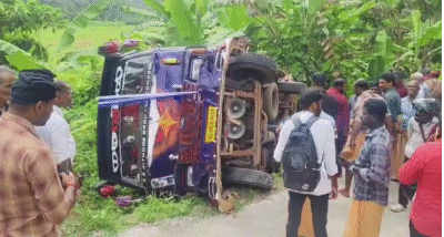 വാമനപുരത്ത് സ്കൂൾ ബസ് വയലിലേക്ക് മറിഞ്ഞു