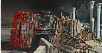 തോന്നയ്ക്കലിൽ തടി കയറ്റി വന്ന ലോറി മറിഞ്ഞ് അപകടം