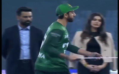 പിസിബി ചെയര്‍മാന്‍ വേദിയില്‍; റണേഴ്‌സ് അപ്പ് ചെക്ക് വലിച്ചെറിഞ്ഞ് പാക് ക്യാപ്റ്റന്‍