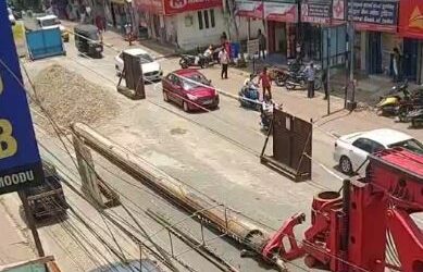 വലിയ വാഹനങ്ങൾ വെഞ്ഞാറമൂട് വഴി വരുന്നത് ഒഴിവാക്കണം* *കൂടുതൽ നിയന്ത്രണം