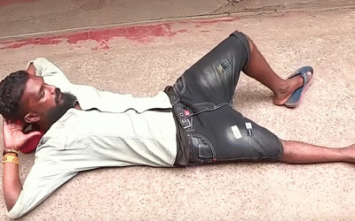 തൃക്കാക്കര സ്റ്റേഷന് മുന്നില്‍ യുവാക്കളുടെ പരാക്രമം, തൂക്കിയെടുത്ത് പൊലീസ്